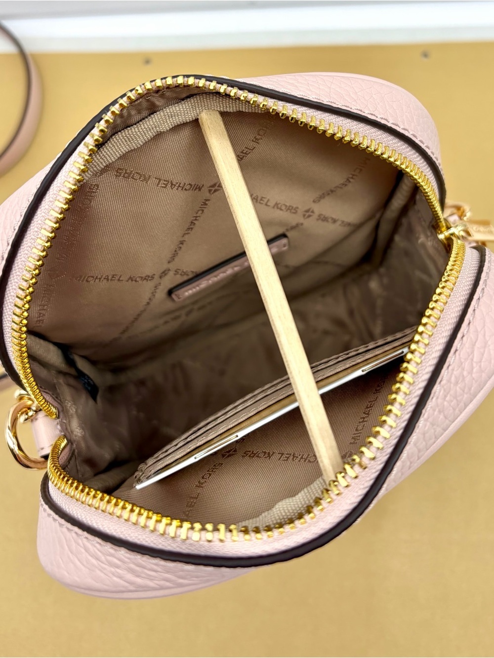 Michael Kors Jet Set Medium
Leather Crossbody Bag Powder Blush - Picture 4 of 9